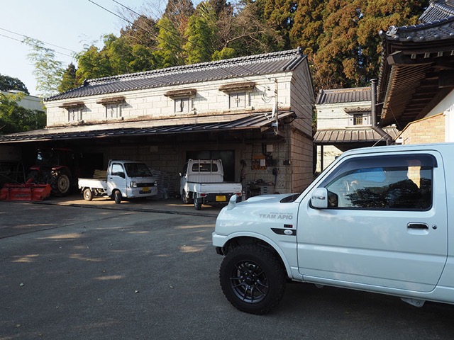 定年退職後は農業をしているとは聞いていたけれど行ってみると奥さんの実家を引き継ぎ本格的専業農家。 軽トラも3台。トラクターなどが複数台。