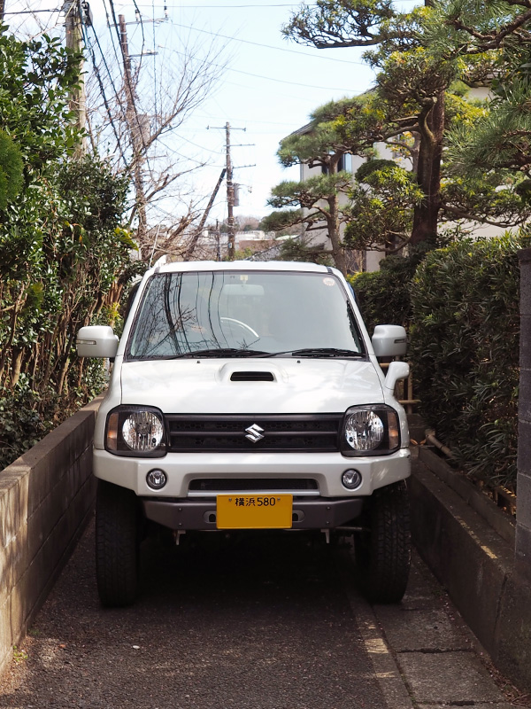 家までのアプローチがとても狭く以前はミニ、そして候補車も小さなクルマなのが実感できる。